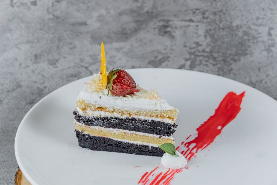 Hasselnøtt-, sjokolade- og jordbærtorte