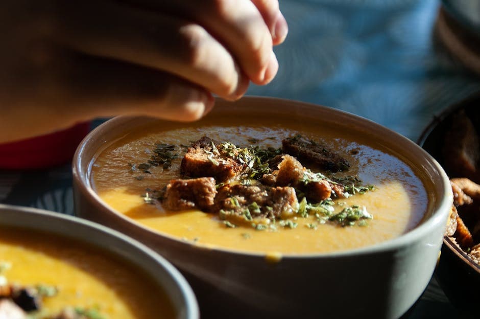 Søtpotetsuppe med sprø pancetta og rosmarinkrutonger