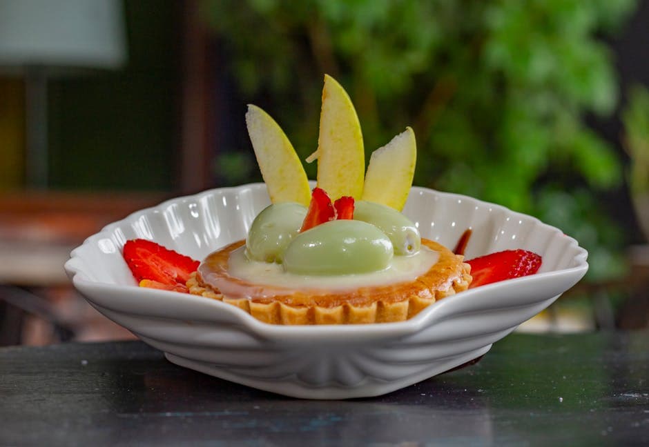 Mandelkjeks-kopper med Sauternes-epler og frossen mousse