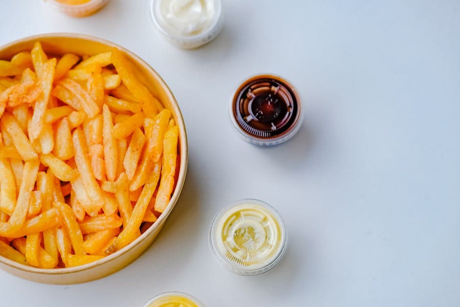 Pommes frites med tre hjemmelagde dipper