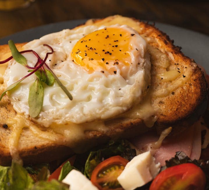 Tartine med kremete grønnsaker og stekt egg