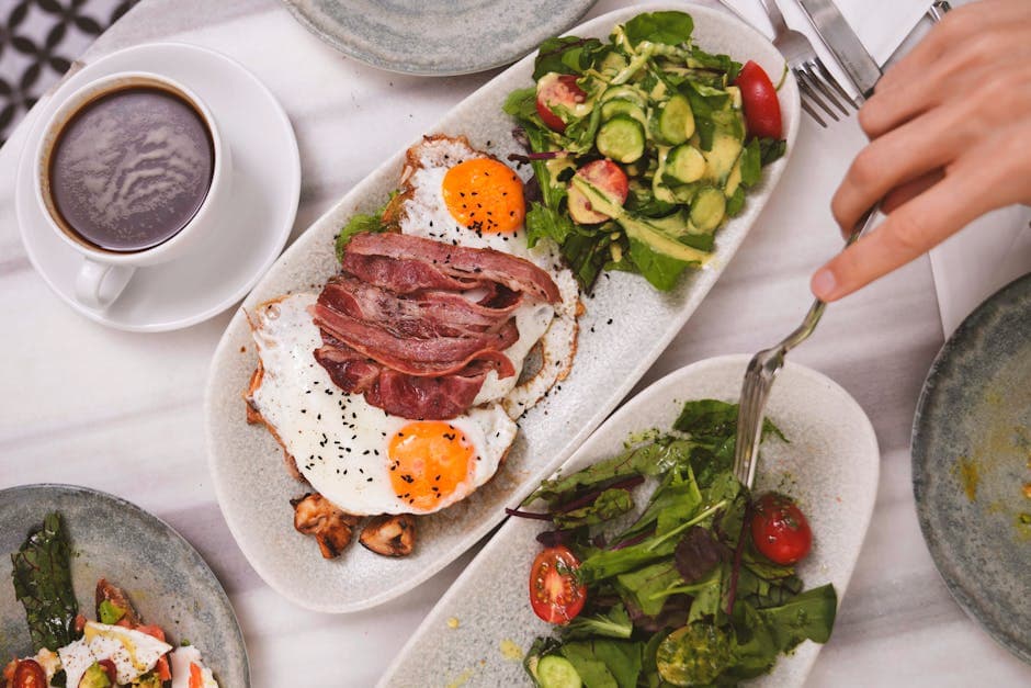 Friterte egg med varm linse- og baconsalat