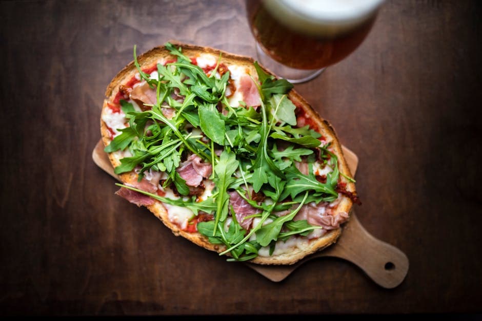 Artisjokk-, spinat- og prosciuttoflatbrød med krydret honning