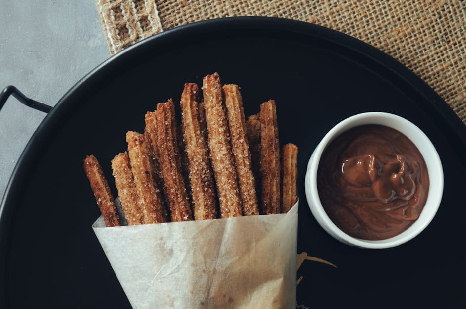 Sprø mini-churros med sjokoladesaus