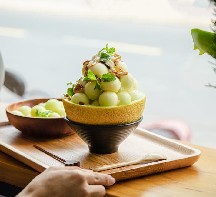 Kald honningmelon- og myntesuppe i cantaloupe