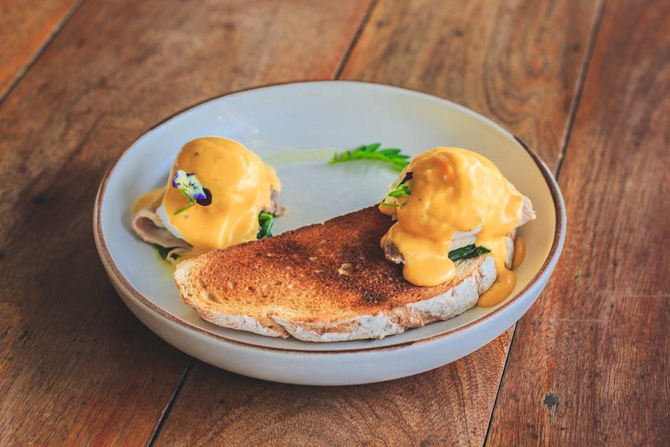 Posjerte egg og parmesan på ristet brioche med pistou
