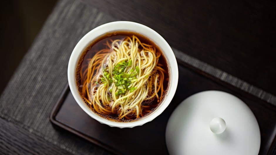 Frisk vårløk- og gressløksuppe