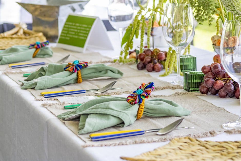 Serviettringer og dekorert vase av bølgepapp