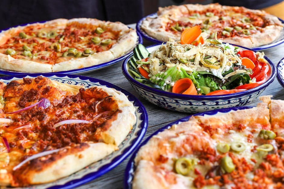 Pizza med grillede grønnsaker og frisk salat