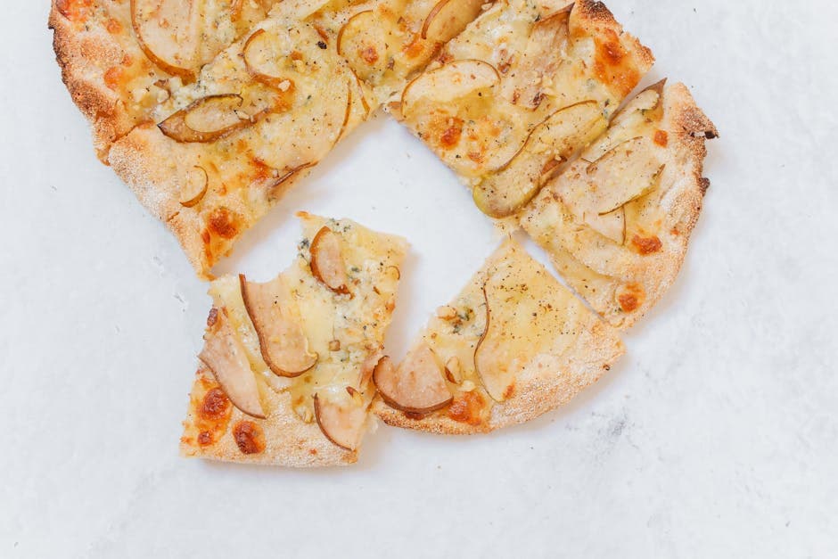 Pizza Bianca med Scamorza og tynne sellerirotskiver