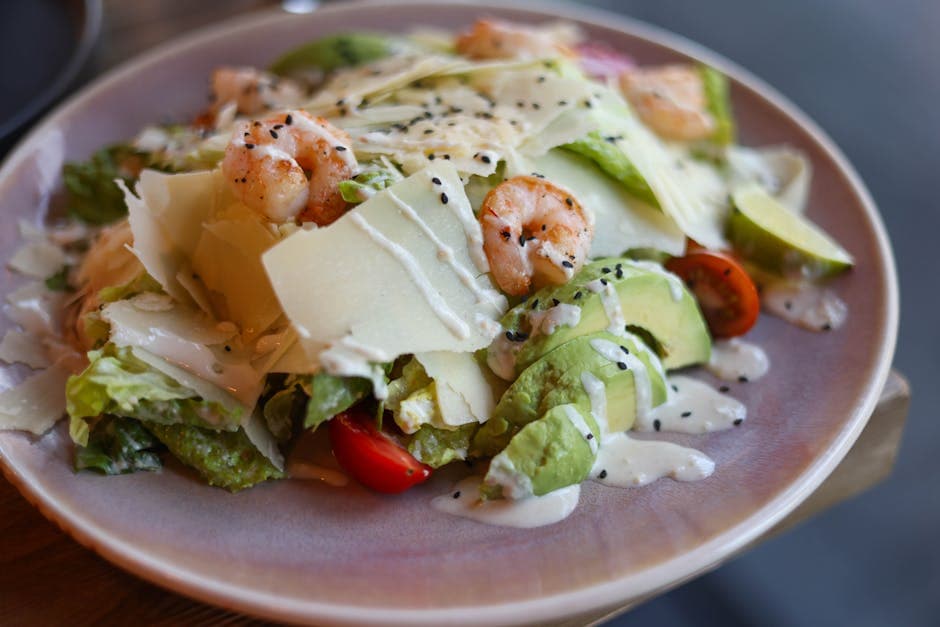 Rekesalat med mango og avocado, servert med søt chili- og ingefærvinaigrette