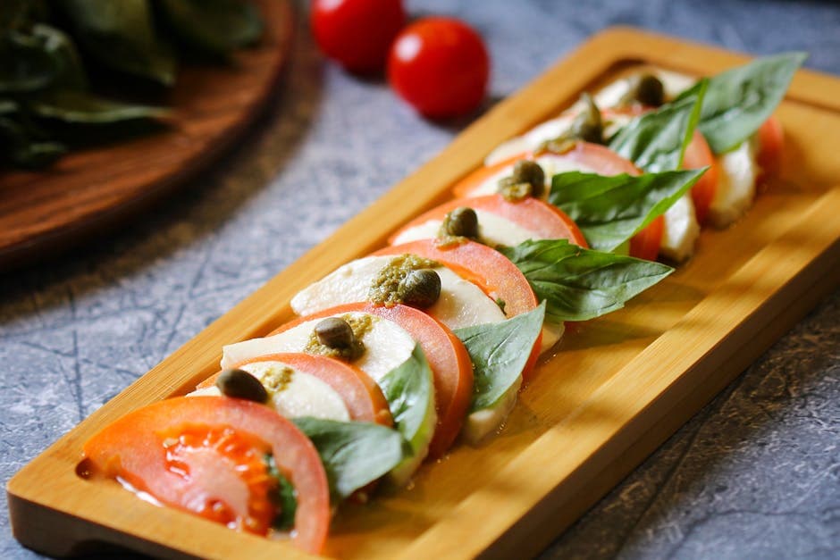 Tomatsalat med sjalottløkvinaigrette, kapers og basilikum