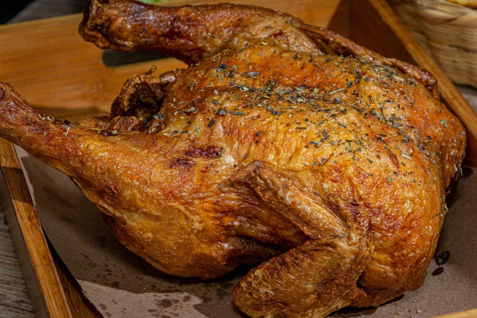 Helstekt kylling med persille- og timianfyll og ovnsbakte poteter