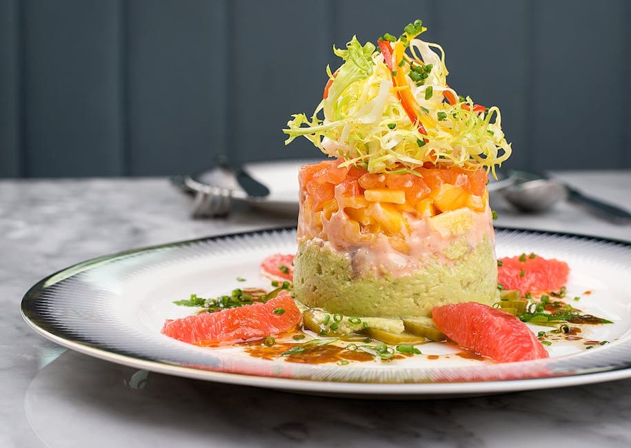 Avokado- og rosa grapefrukt salat med koriander