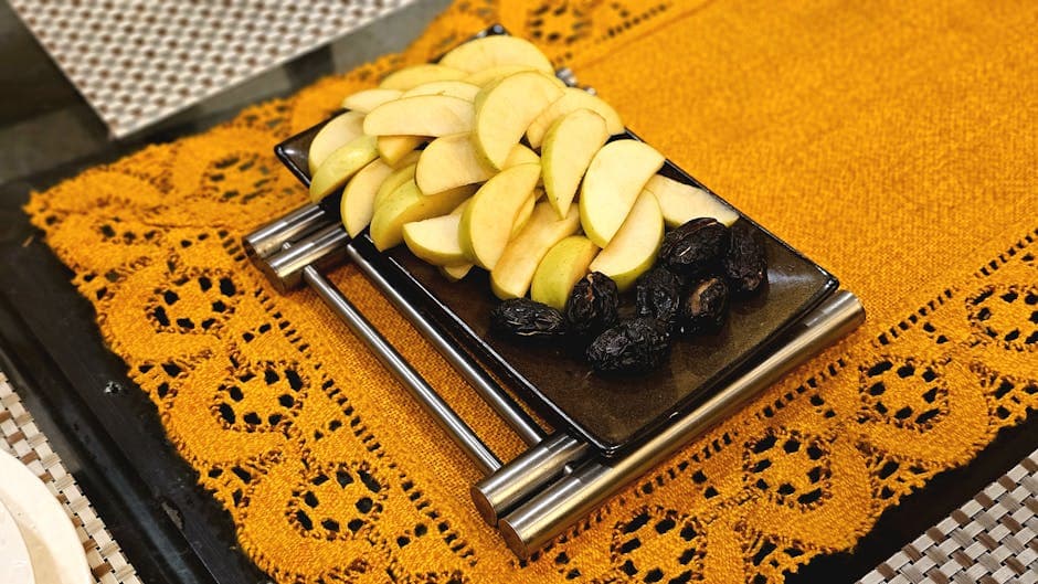 Fyll med potet, eple og svisker