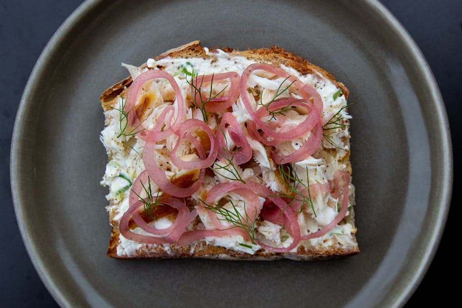 Liptauer med rugbrød og syltet rødløk